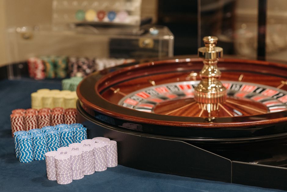 Book of Dead Freispiele 2026: Aktuelle Casino-Angebote: abgedunkelter Casinosaal ohne Spielbetrieb — Symbolbild für Pause und verantwortungsvolles Spielen