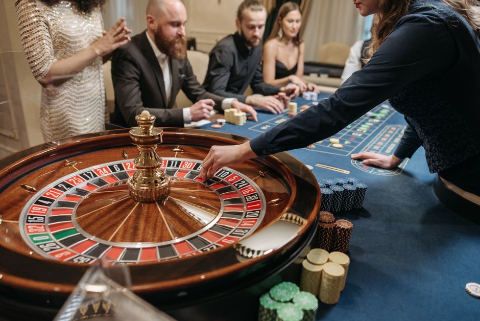 Book of Dead Freispiele 2026: Aktuelle Casino-Angebote: Roulette-Kessel und Jetons auf einem Casinotisch — Symbolbild zum Bonusvergleich ohne Einzahlung